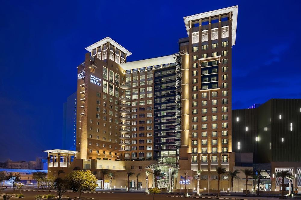 Hyatt Regency Al Kout Mall Κουβέιτ Εξωτερικό φωτογραφία The hotel at night