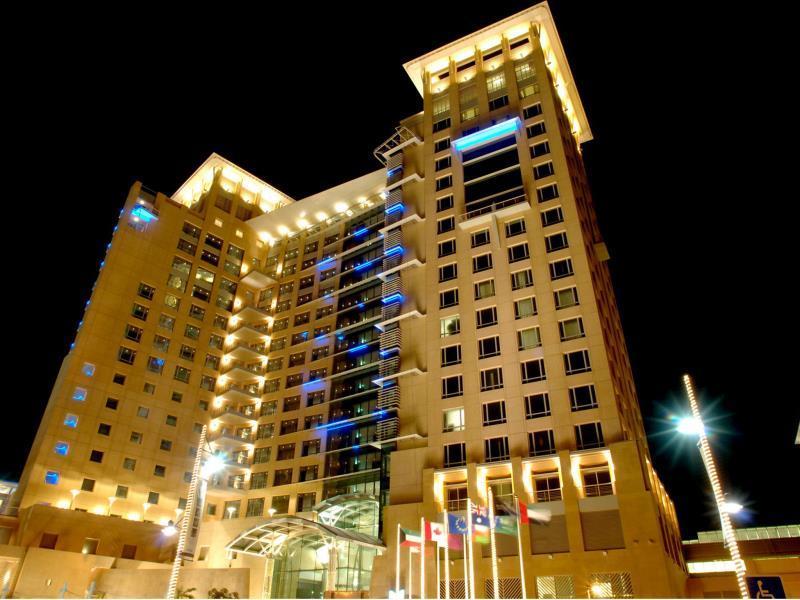 Hyatt Regency Al Kout Mall Κουβέιτ Εξωτερικό φωτογραφία The hotel at night
