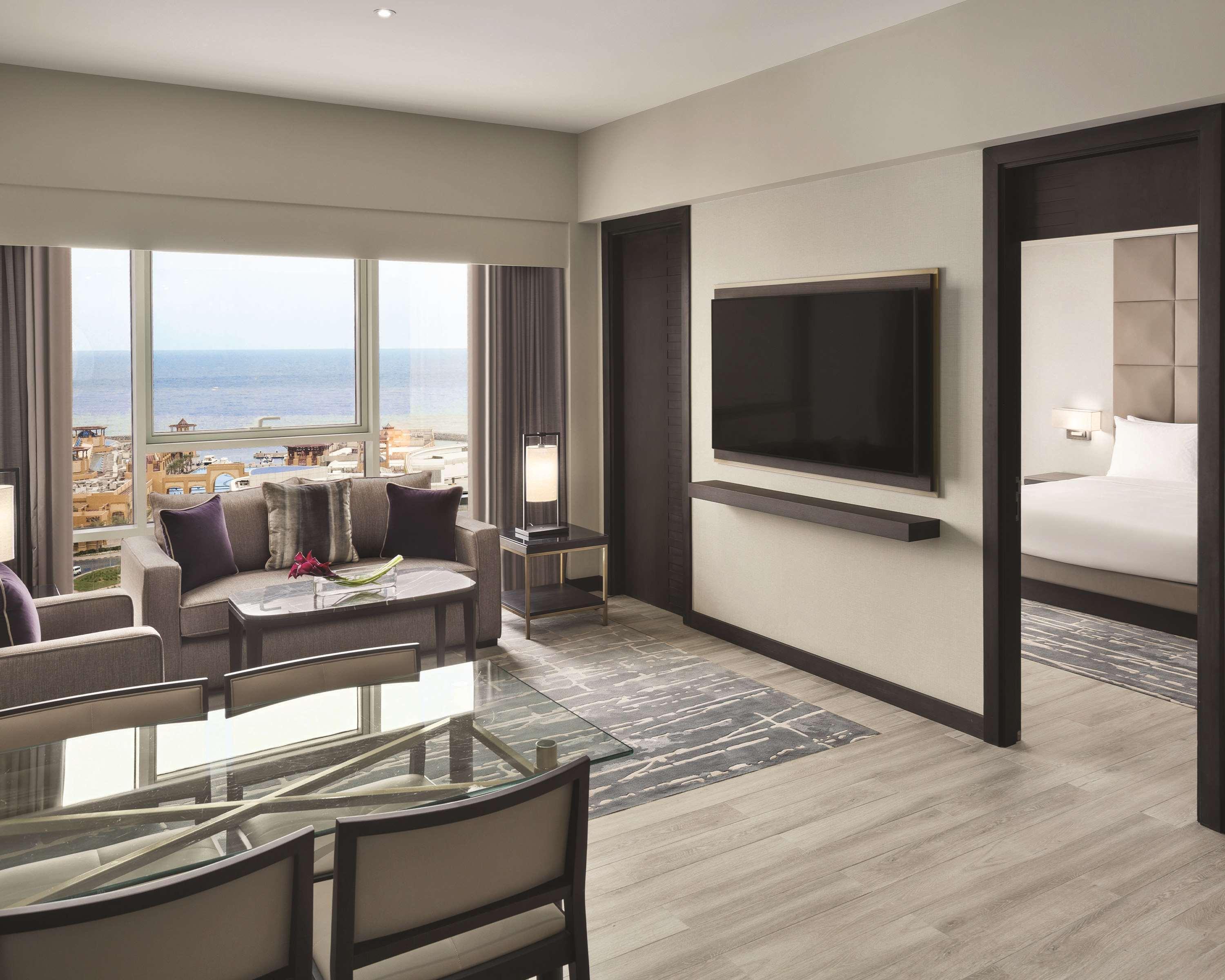 Hyatt Regency Al Kout Mall Κουβέιτ Εξωτερικό φωτογραφία A suite at the hotel