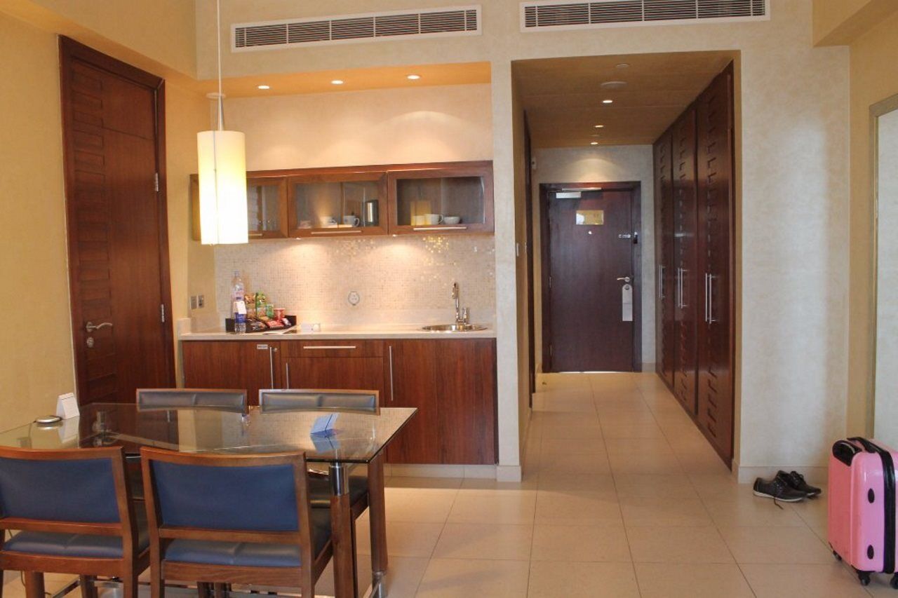 Hyatt Regency Al Kout Mall Κουβέιτ Εξωτερικό φωτογραφία A kitchen in a hotel suite
